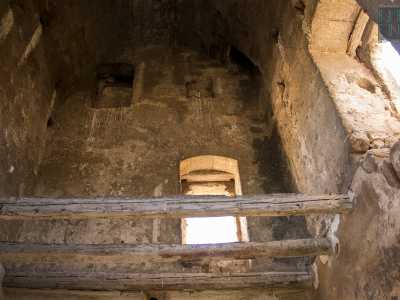 ...anche se alzando lo sguardo riusciamo ancora ad ammirare ci� che resta della volta a botte del soffitto
